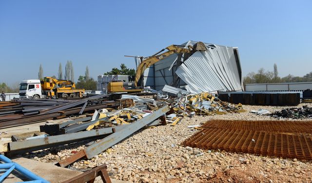 Nilüfer'de Kaçak Fabrika Üçüncü Kez Yıkıldı