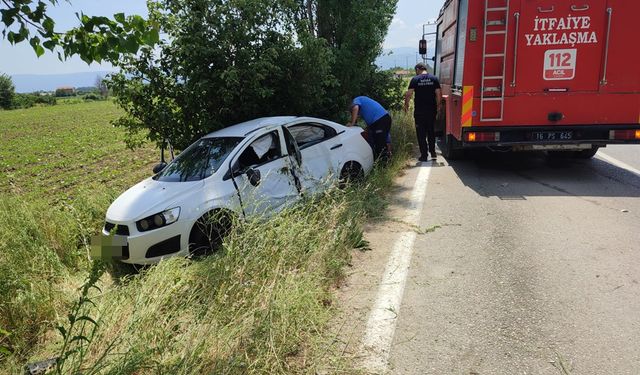 Bursa'da otomobil ağaca çarptı: 4 yaralı