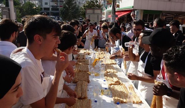 Bursa'da 3 bin lira ödüllü börek yeme yarışması