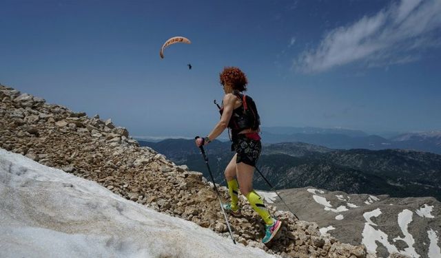 Antalya'da deniz seviyesinden zirveye koşarak çıktılar