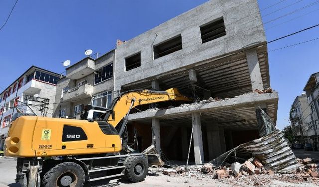 Bursa Osmangazi'de 3 katlı kaçak bina yıkıldı