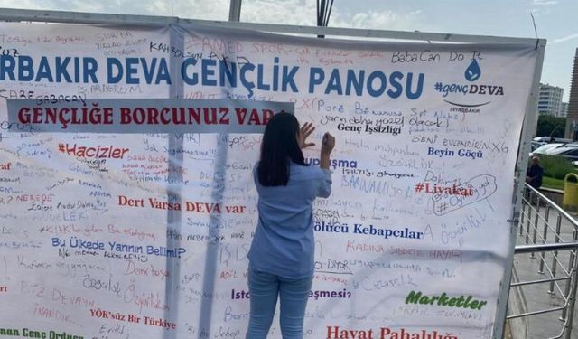 Gençler taleplerini DEVA panolarına yazdı