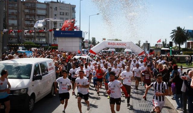 İzmir Karabağlar'da bağımsızlık ruhuyla koştular