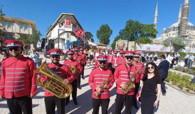 Kocaeli İzmit Belediye Bandosu müzikleriyle  Edirne’deki festivalde tam not aldı