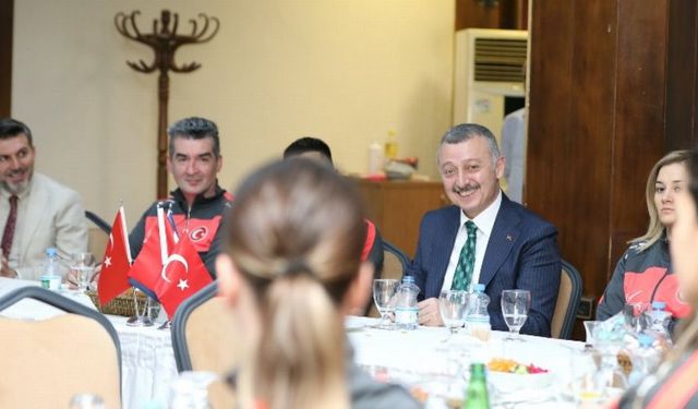 Kocaeli'de Başkan Büyükakın Karate Milli takımıyla buluştu