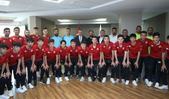 Kocaeli'nde Başkan Büyükakın, Kullarspor U-18 takımını konuk etti