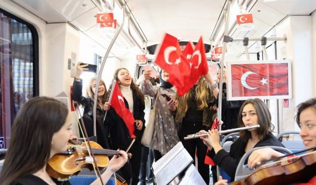 Tramvayda 19 Mayıs coşkusu