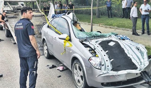 Bursa'da katliam gibi kaza: Beton mikseri otomobilin üzerine devrildi