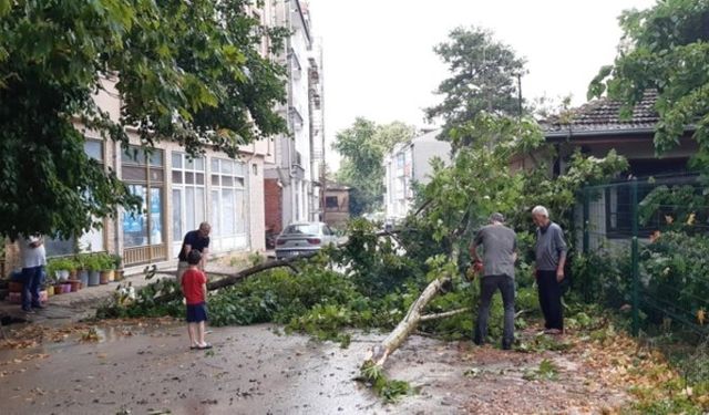 Bursa'da Sağanak Ve Fırtına Etkili Oluyor