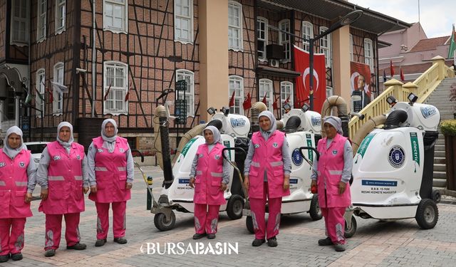 Bursa caddelerinin temizliğine kadın eli değiyor