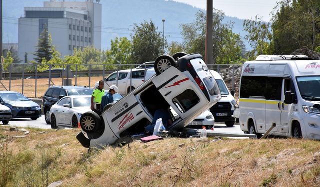 Bursa'da Direğe Çarpan Araçtaki 4 Kişi Yaralandı