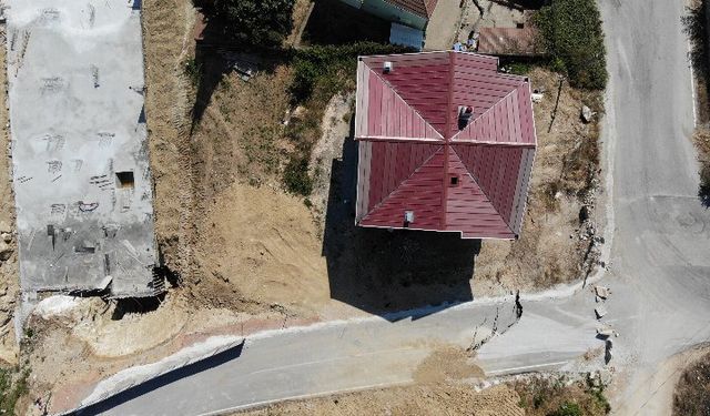 Bursa'da İnşaat Çalışması Toprağı Ve yolu Fay Hattı Gibi Yardı