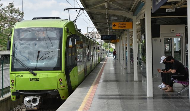 Bursaray Bariylerine Çarpan Araçdaki İki Kişi Yaralandı