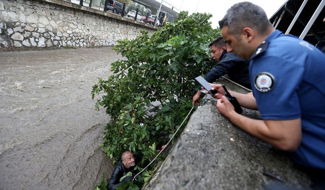 Bursa'da Düşmemek İçin Dala Tutunan Kişi Kurtarıldı