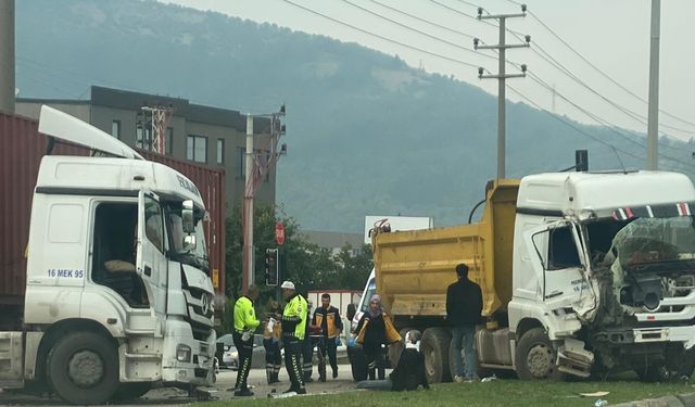 Bursa'da tır kamyona çarptı: 2 kişi yaralandı