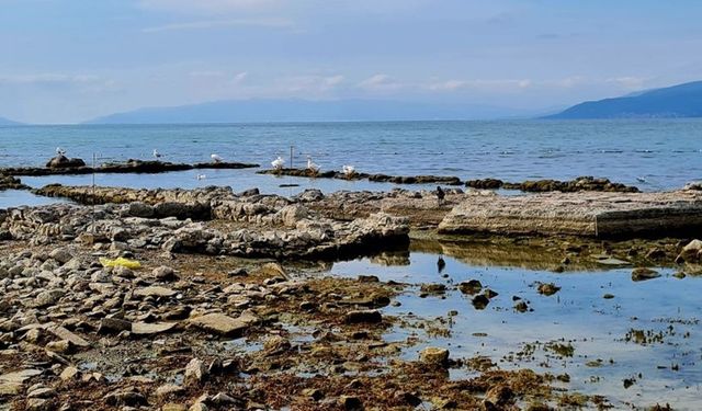 İznik Gölü'nde su çekildi, tarih ortaya çıktı