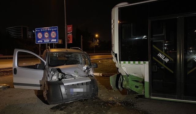 Bursa'da hafif ticari araç park halindeki otobüse çarptı