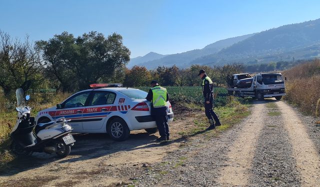 Bursa'da tarlaya devrilen otomobilin sürücüsü can verdi