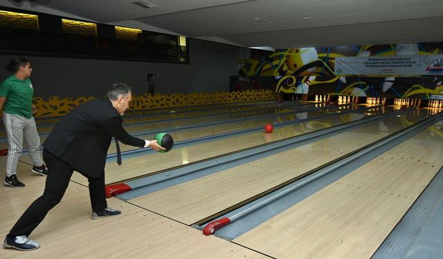 Bursa'da Yüzlerce Liseli Bowling Etkinliğinde Stres Attı