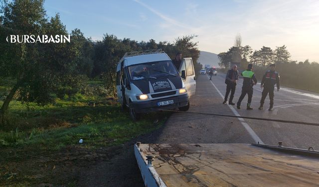 Bursa'da tır zeytin işçilerini taşıyan minibüse çarptı! 1 Ölü