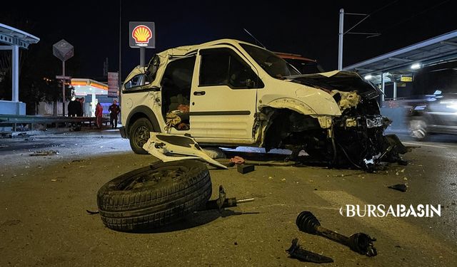 Bursa'da araç bariyere çarpıp takla attı! 2 kişi yaralı