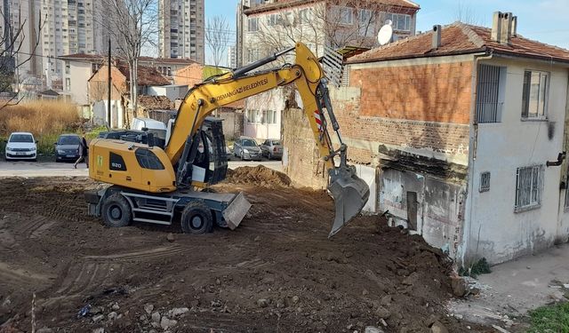 Osmangazi'de Metruk Binaların Yıkım Çalışmaları Sürüyor