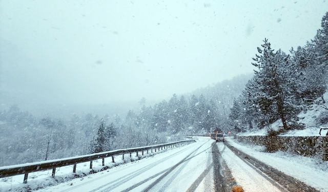 Kar yağışı Bursa'da ulaşımı olumsuz etkiliyor