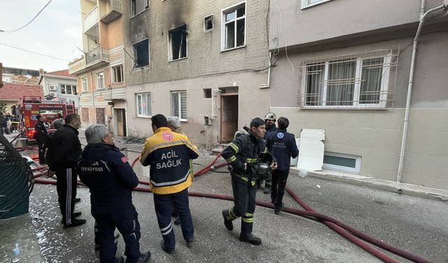 Bursa'da 3 katlı binada yangın: 2 yaralı