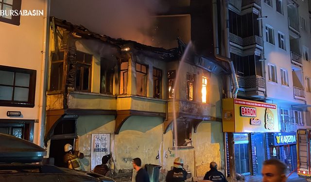 Bursa Osmangazi'de ahşap binada çıkan yangın söndürüldü