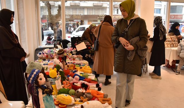 Bursa'da Üreten Kadına Kızılay Eli Projesi'nin geliri depremzedelere