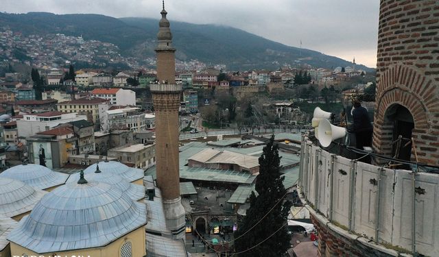 Bursa Ulu Cami'ye "Ramazan biz olmaktır" yazılı mahya asıldı