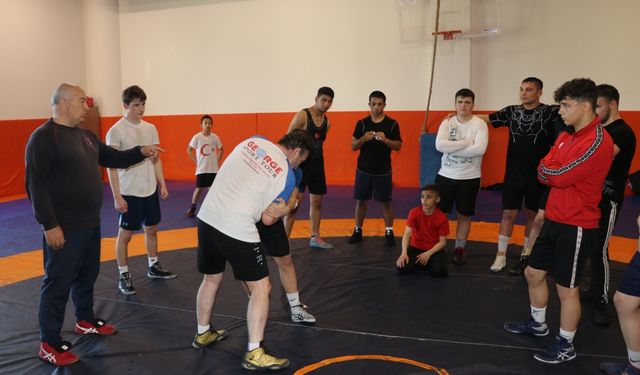 Türk, Bulgar, Rumen ve ABD'li genç güreşçiler, "dostluk kampı"nda buluştu