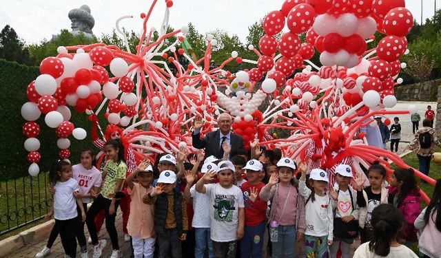 Karabağlar'da binlerce çocuk şenlikte buluştu