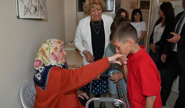 Manisa'da huzurevi sakinlerine bayramlık ziyaret