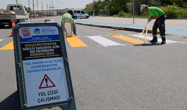 Sakarya'da 3 farklı noktada yol çizgi çalışması