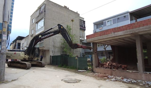 Gürsu’da Bir Günde Altı Kaçak Yapı Yıkıldı