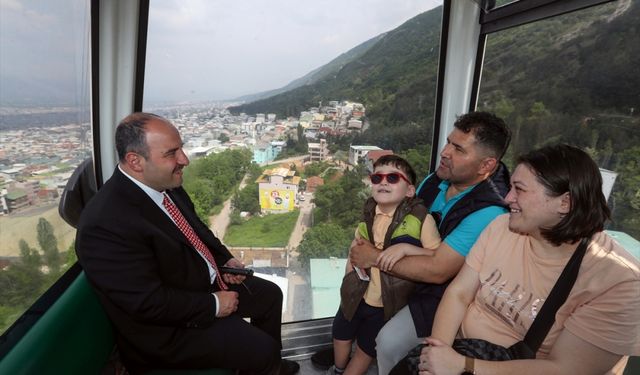 Bakan Varank, teleferikle çıktığı Uludağ'da gençlerle buluştu