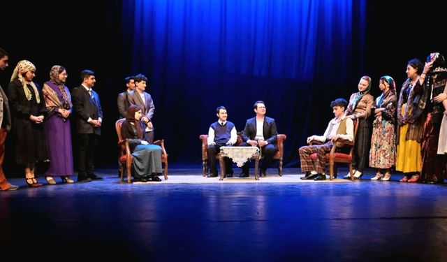Bursa Devlet Tiyatrosunda eğitim alan gençler "Türkmen Düğünü" oyunuyla mezun olacak