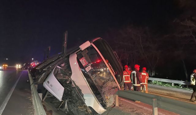 Bursa'da öğrencileri taşıyan tur otobüsü devrildi