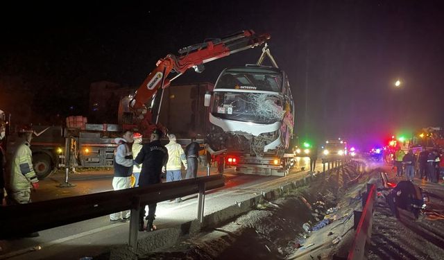 GÜNCELLEME - Bursa'da devrilen tur otobüsündeki ikisi öğrenci 3 kişi öldü, 44 kişi yaralandı