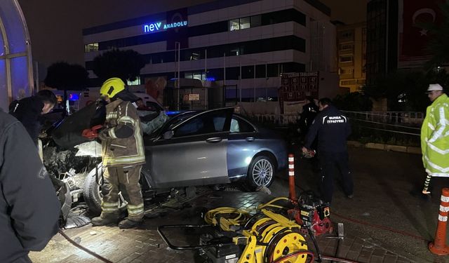 GÜNCELLEME - Bursa'da metro hattının duvarına çarpan otomobildeki 3 kişi öldü