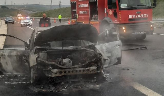 Gurbetçi aile seyir halindeki otomobillerinde çıkan yangından yara almadan kurtuldu