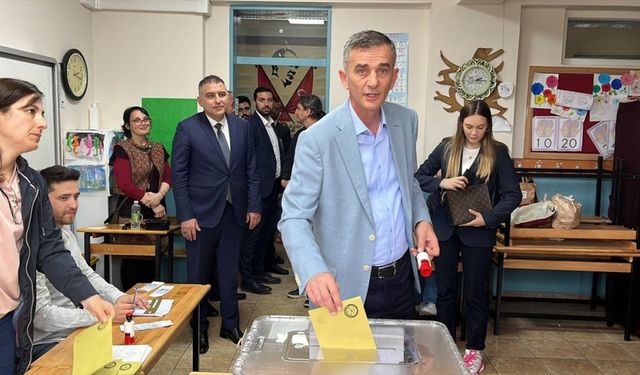 İYİ Parti Genel Başkan Yardımcısı Dikbayır, oyunu Sakarya'da kullandı