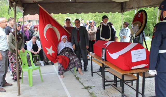 Kalp krizi sonucu hayatını kaybeden askerin cenazesi Çanakkale'de toprağa verildi