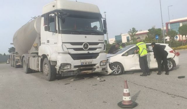 Kocaeli'de beton mikseriyle çarpışan otomobilin sürücüsü yaralandı