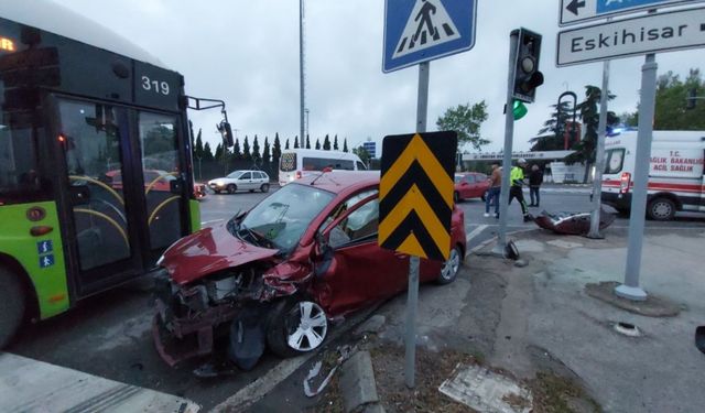 Kocaeli'de iki otomobilin çarpıştığı kazada 1 kişi yaralandı