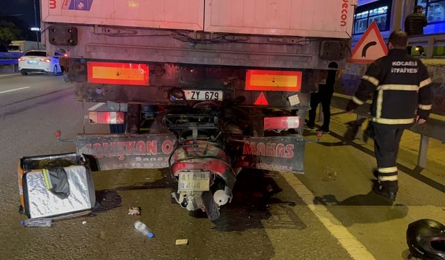 Kocaeli'de kaza yapan tıra çarpan motosikletli kurye öldü