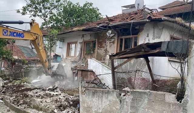 Marmara Depremi'nin merkez üssü Gölcük'te riskli binaların yıkımı sürüyor