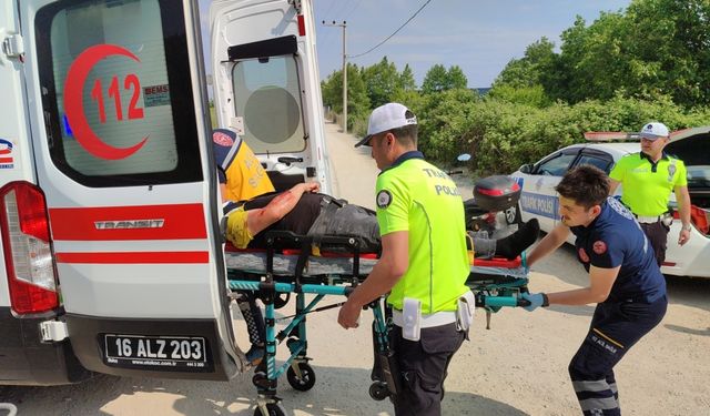 Orhangazi'de motosiklet kamyonete çarptı, 2 kişi yaralandı