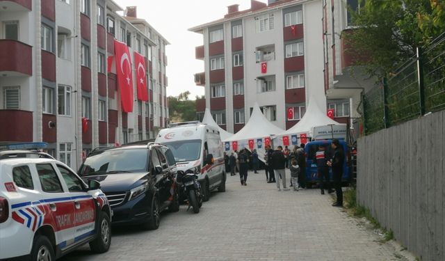 Şehit Özcan İlhan’ın Arnavutköy’deki baba ocağı Türk bayraklarıyla donatıldı